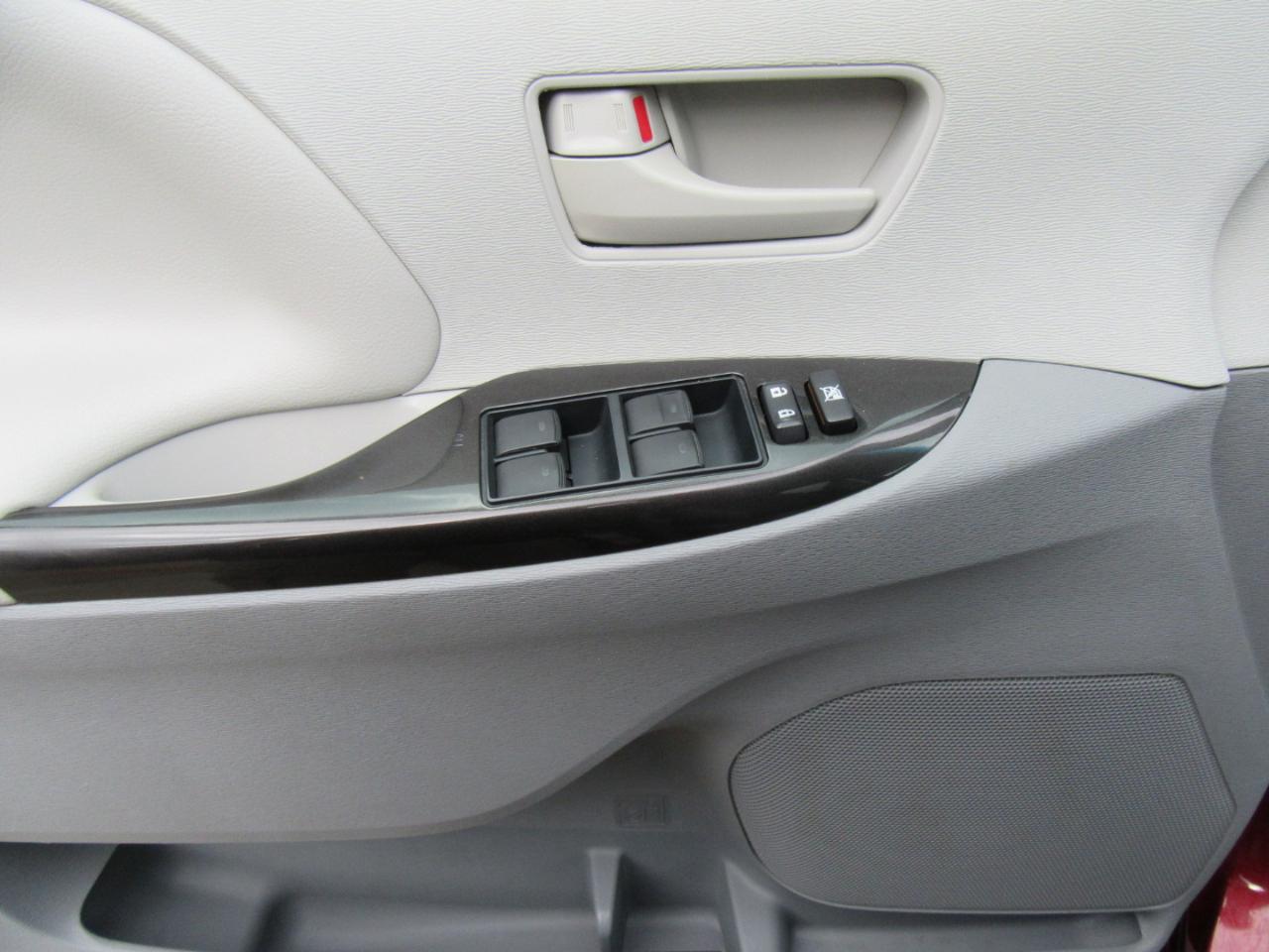 Toyota Sienna LE FWD 8-Passenger V6 2013