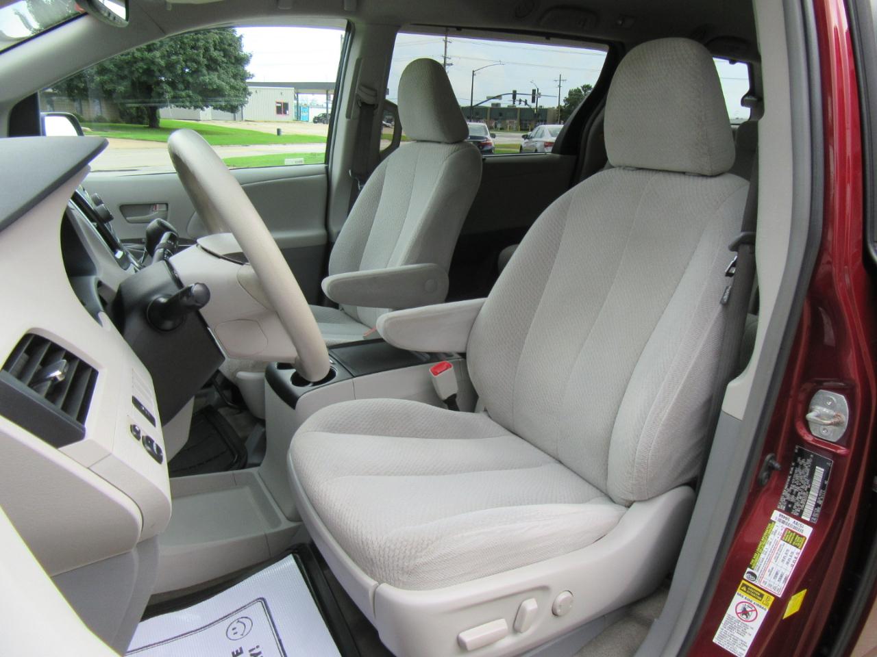 Toyota Sienna LE FWD 8-Passenger V6 2013