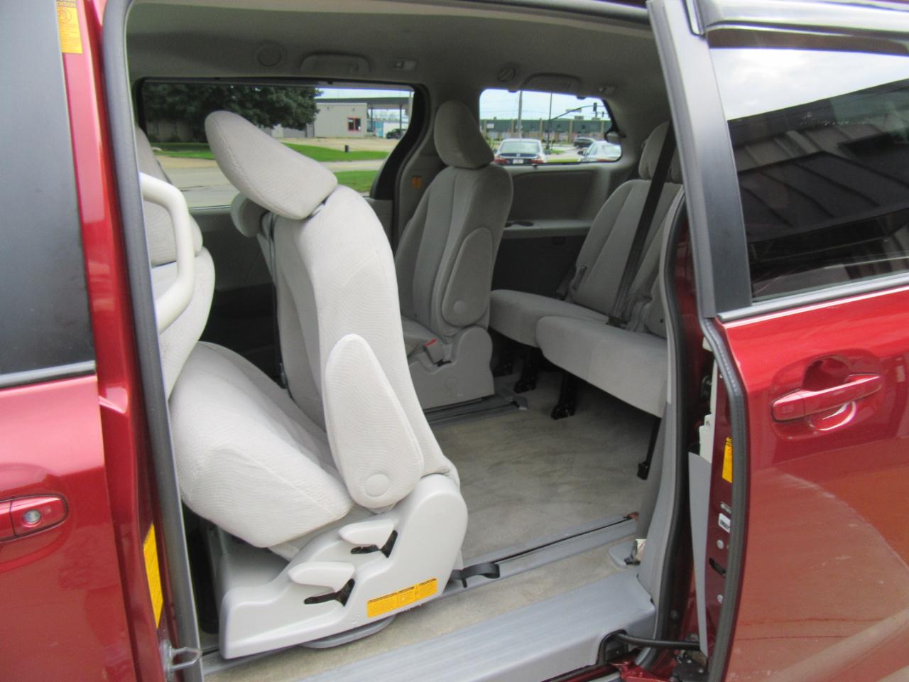 Toyota Sienna LE FWD 8-Passenger V6 2013