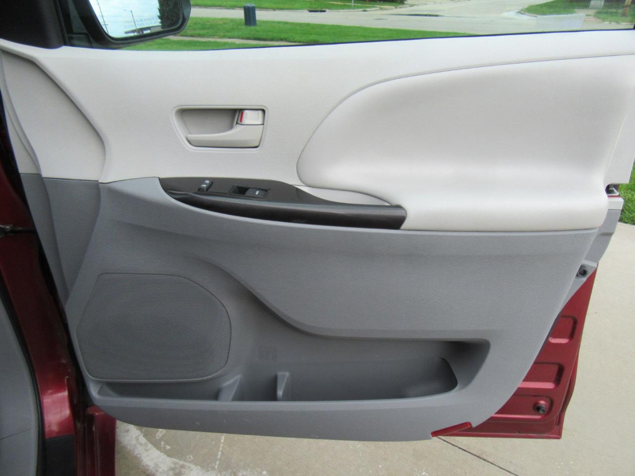 Toyota Sienna LE FWD 8-Passenger V6 2013