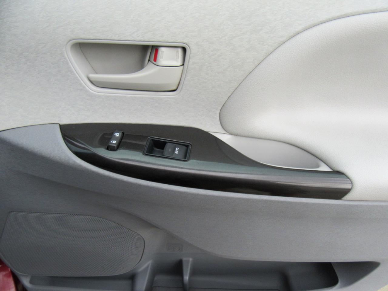 Toyota Sienna LE FWD 8-Passenger V6 2013