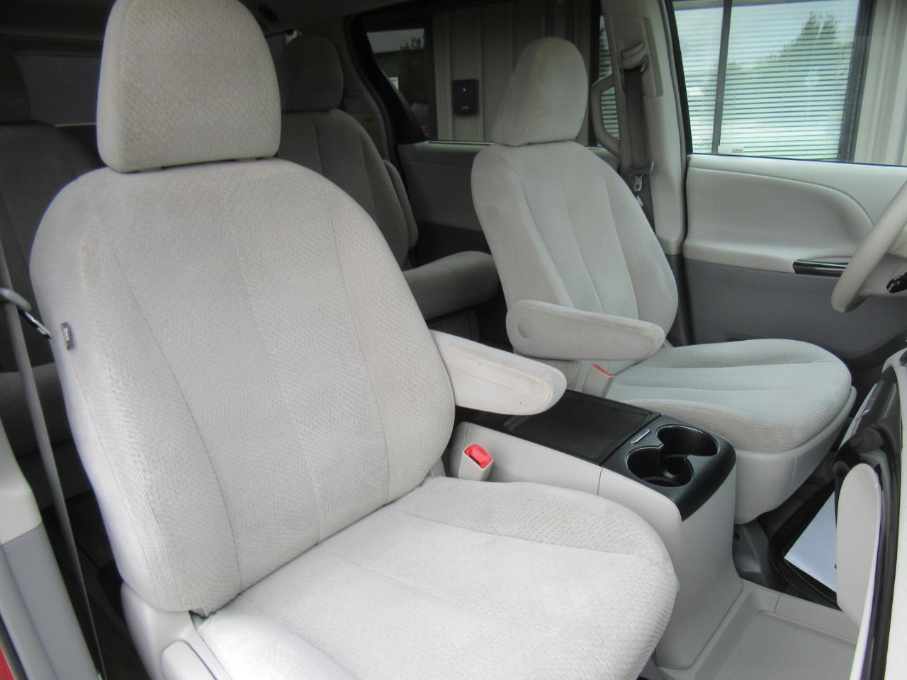 Toyota Sienna LE FWD 8-Passenger V6 2013