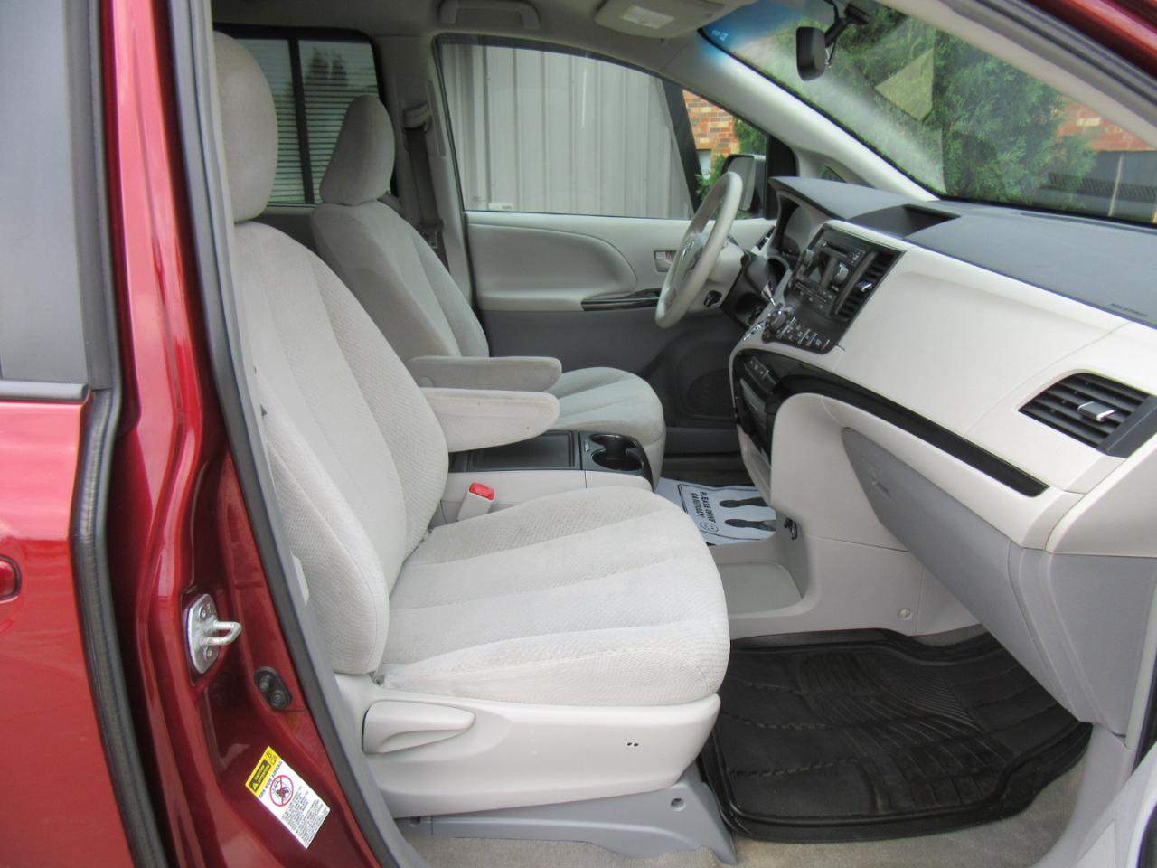 Toyota Sienna LE FWD 8-Passenger V6 2013