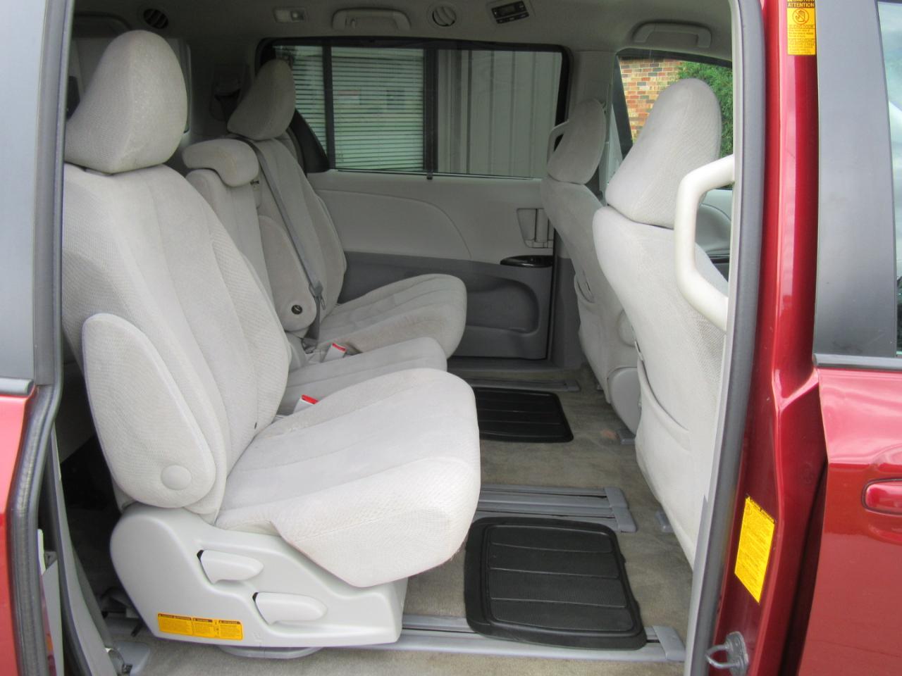 Toyota Sienna LE FWD 8-Passenger V6 2013