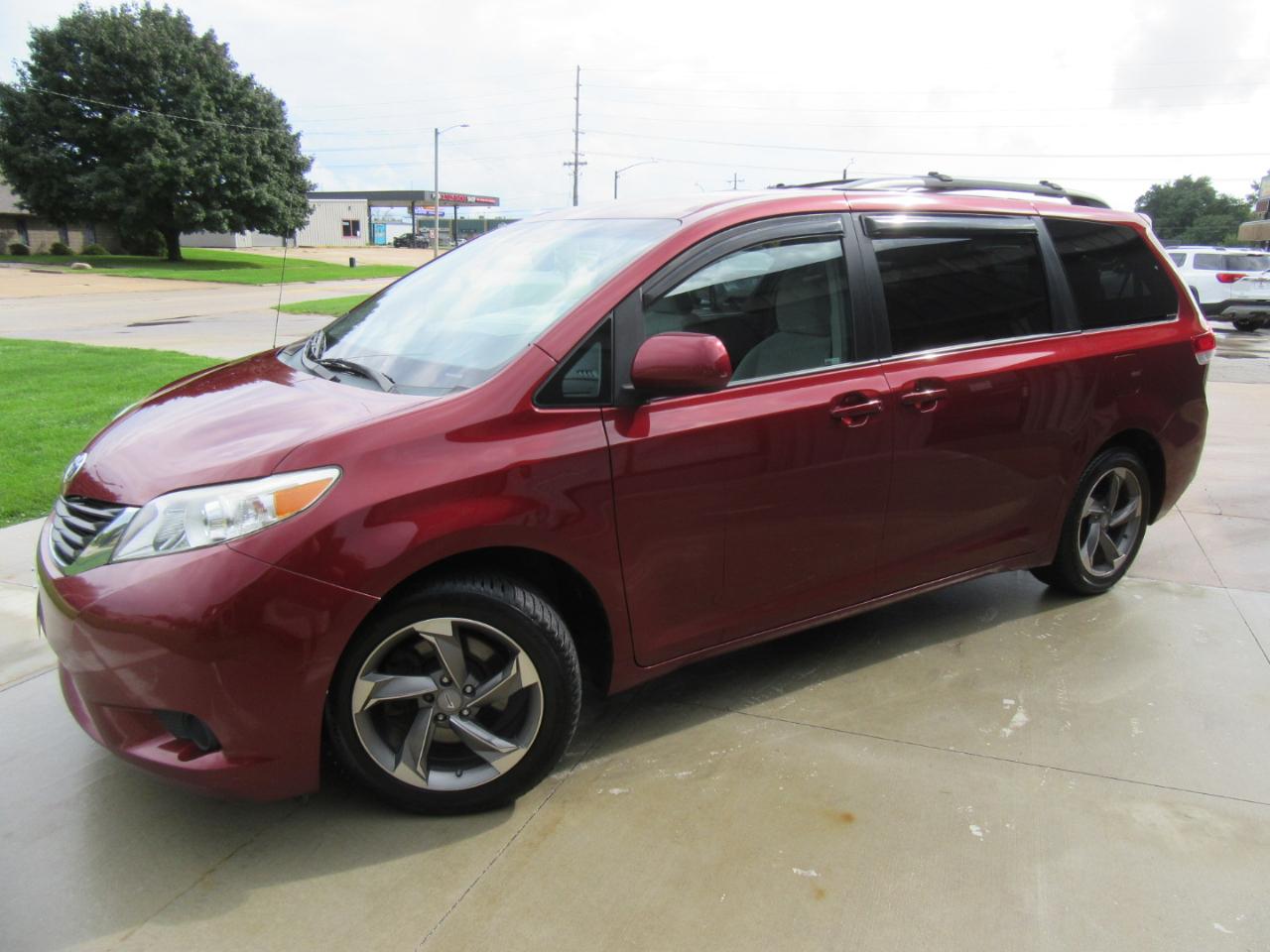 Toyota Sienna LE FWD 8-Passenger V6 2013