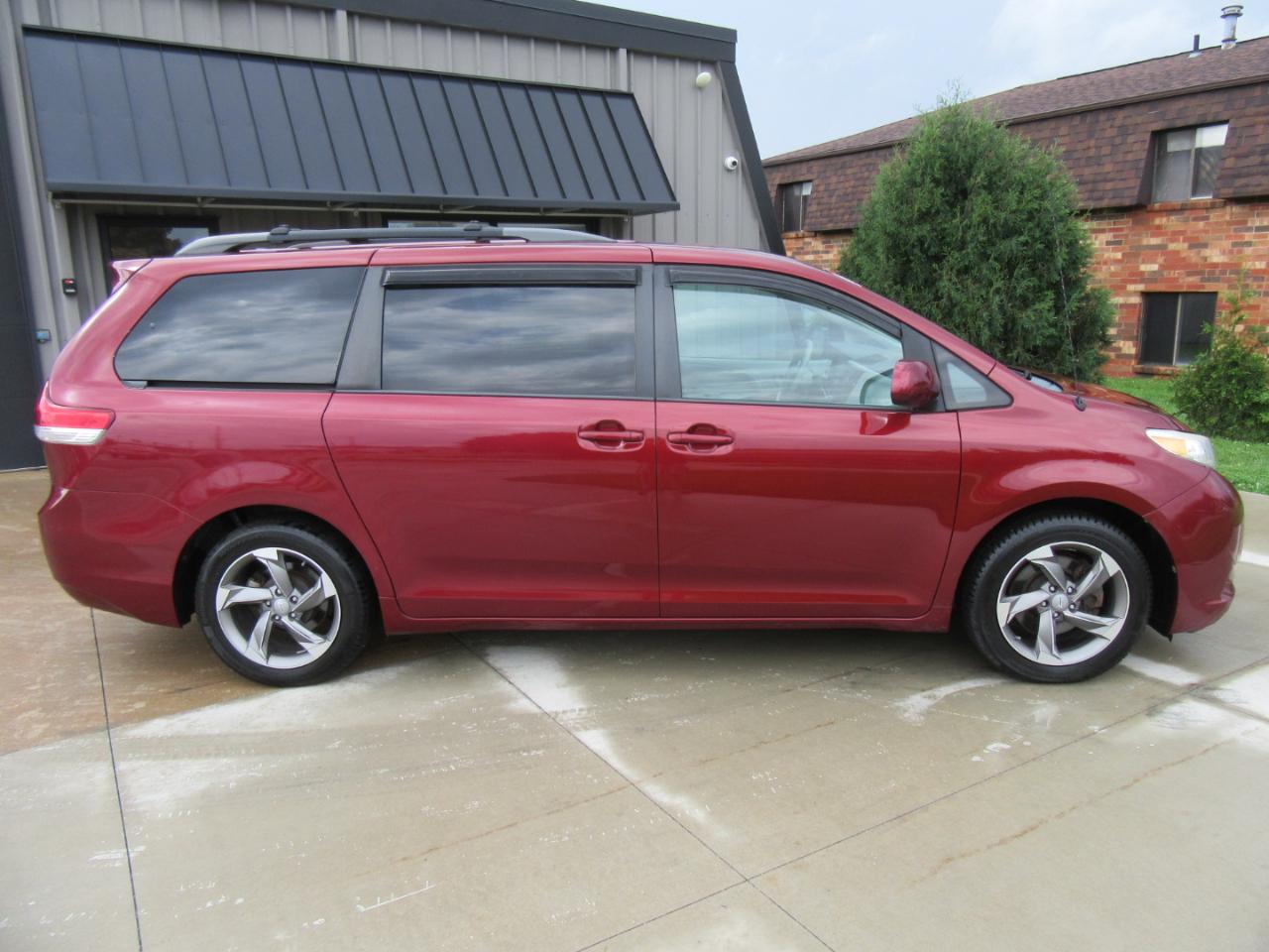 Toyota Sienna LE FWD 8-Passenger V6 2013