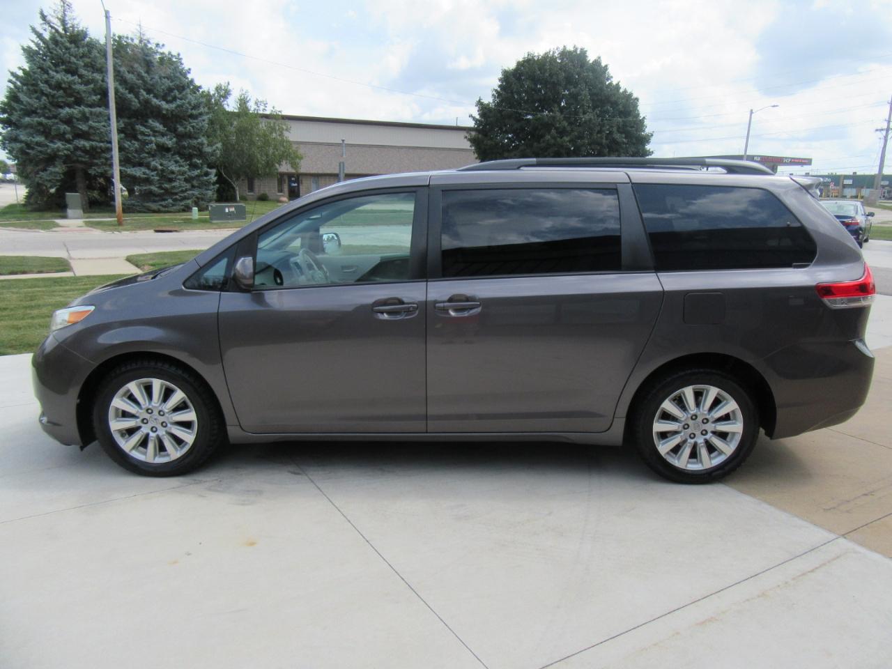 Toyota Sienna XLE AWD 7-Passenger V6 2014