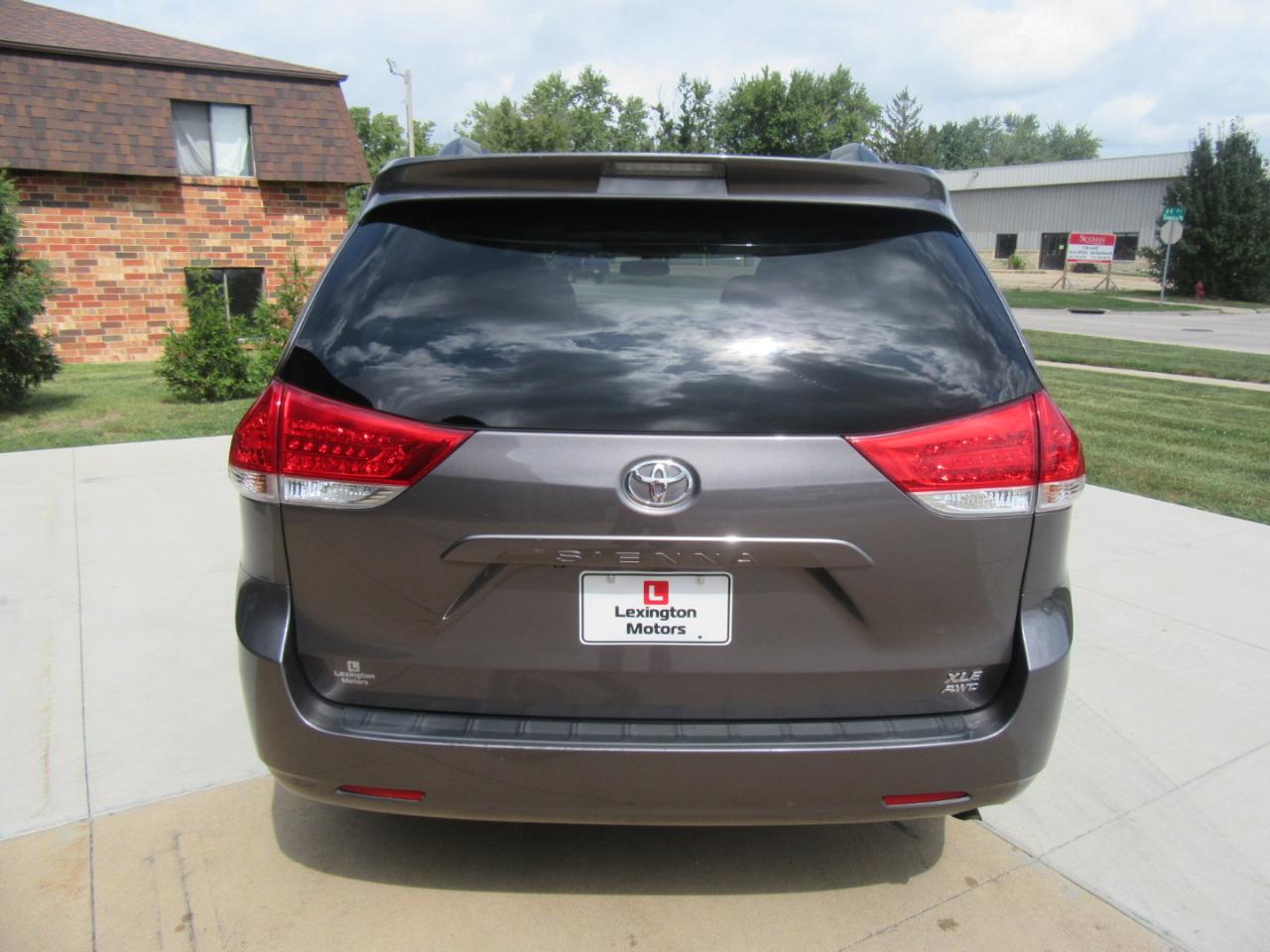 Toyota Sienna XLE AWD 7-Passenger V6 2014