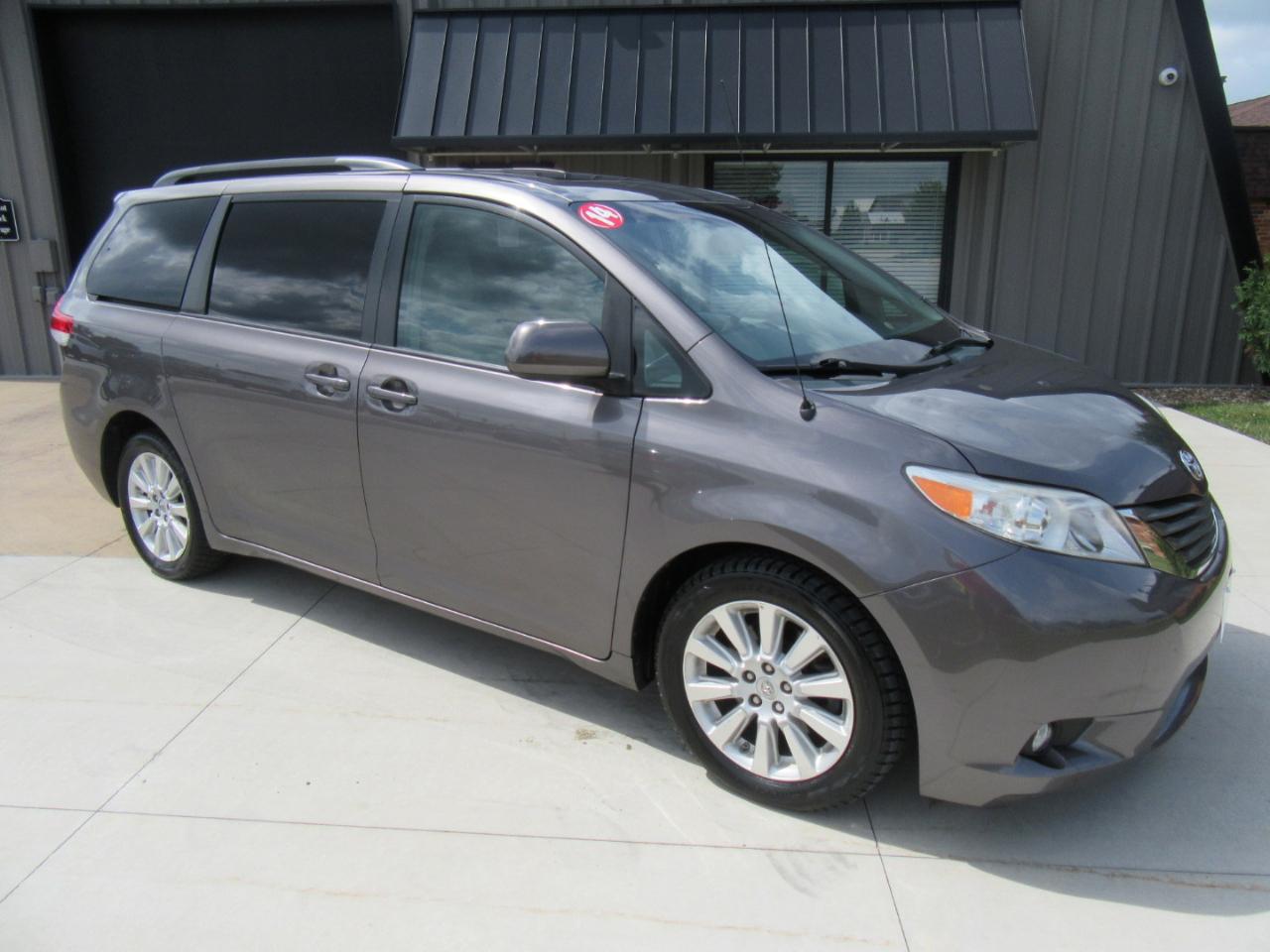Toyota Sienna XLE AWD 7-Passenger V6 2014