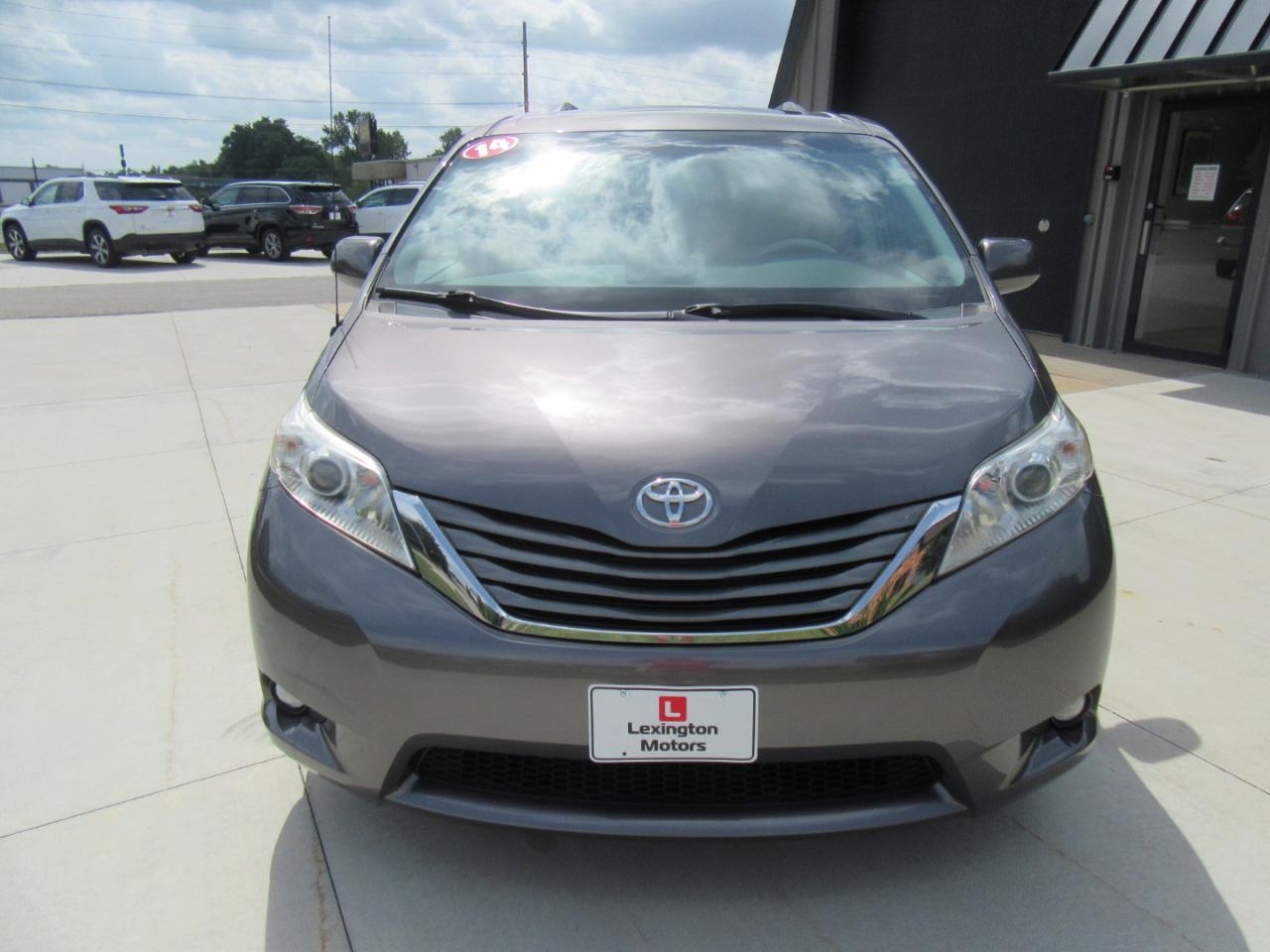 Toyota Sienna XLE AWD 7-Passenger V6 2014