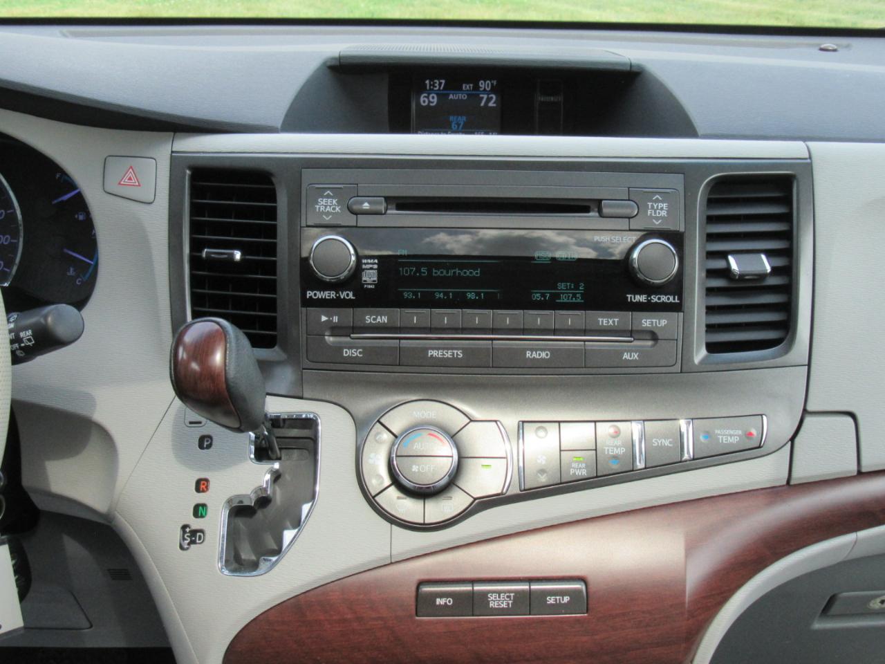 Toyota Sienna XLE AWD 7-Passenger V6 2014