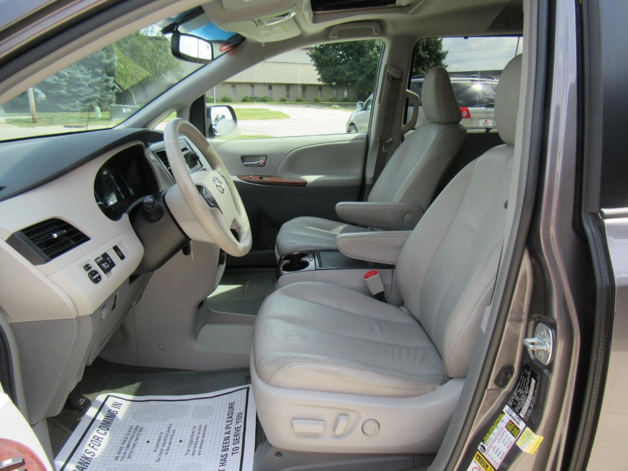 Toyota Sienna XLE AWD 7-Passenger V6 2014