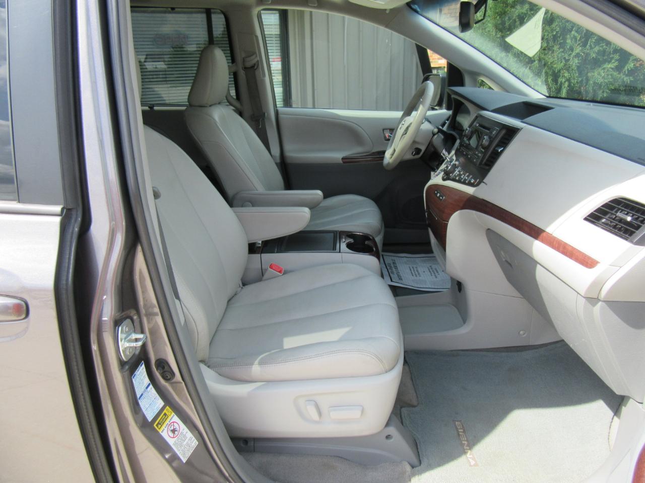 Toyota Sienna XLE AWD 7-Passenger V6 2014