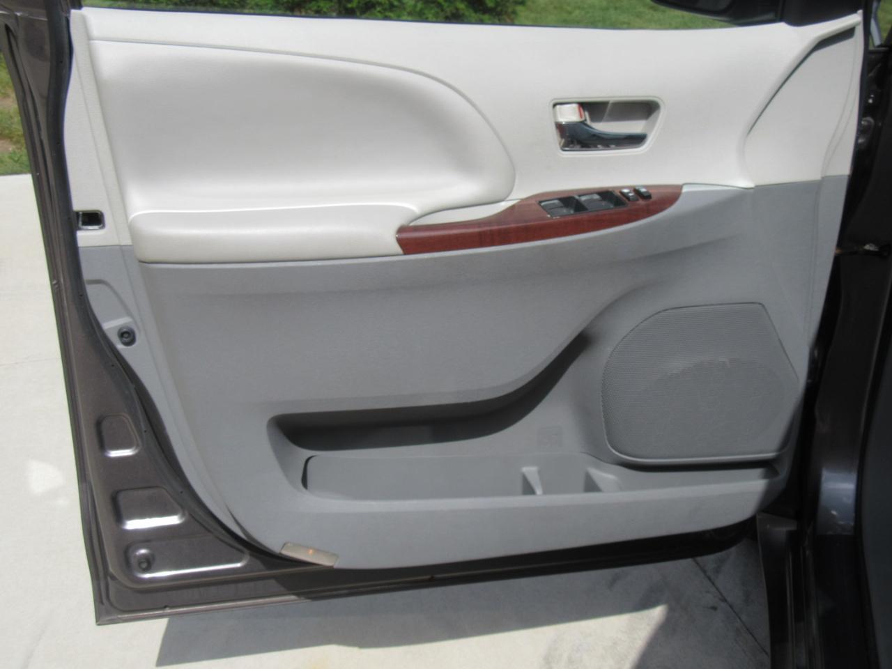 Toyota Sienna XLE AWD 7-Passenger V6 2014