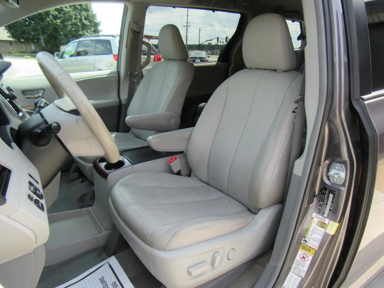 Toyota Sienna XLE AWD 7-Passenger V6 2014