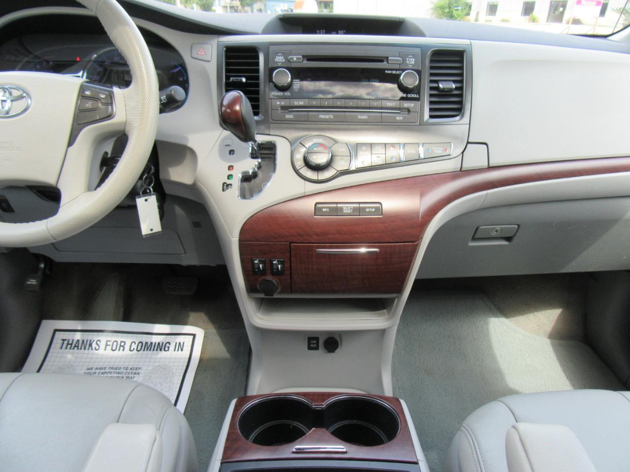 Toyota Sienna XLE AWD 7-Passenger V6 2014