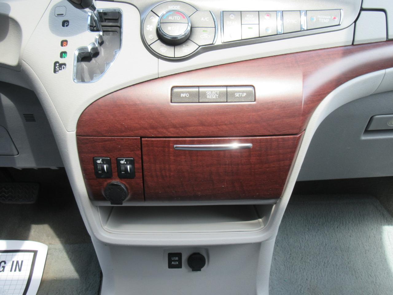 Toyota Sienna XLE AWD 7-Passenger V6 2014