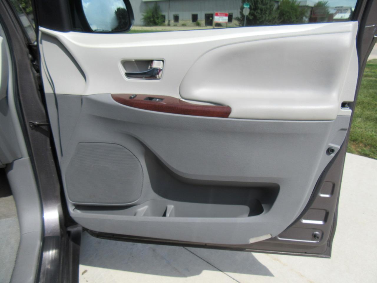 Toyota Sienna XLE AWD 7-Passenger V6 2014