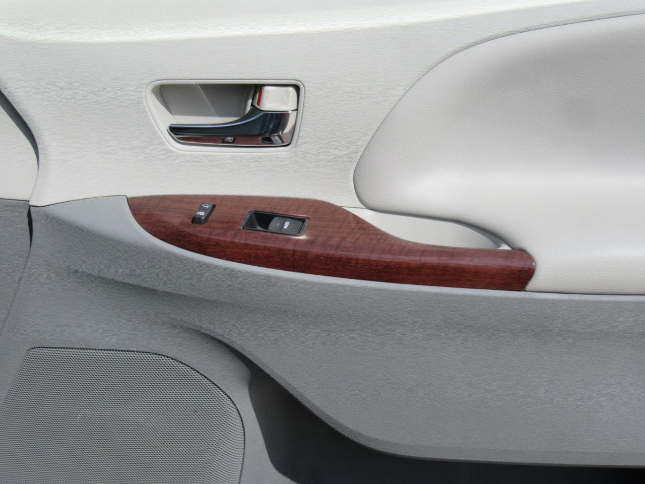 Toyota Sienna XLE AWD 7-Passenger V6 2014