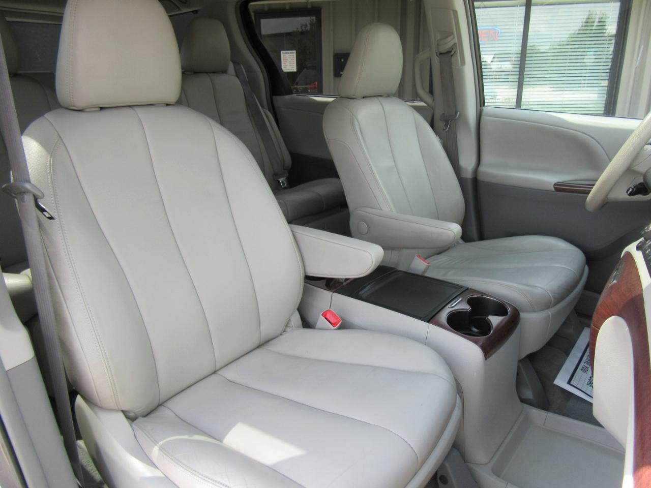 Toyota Sienna XLE AWD 7-Passenger V6 2014