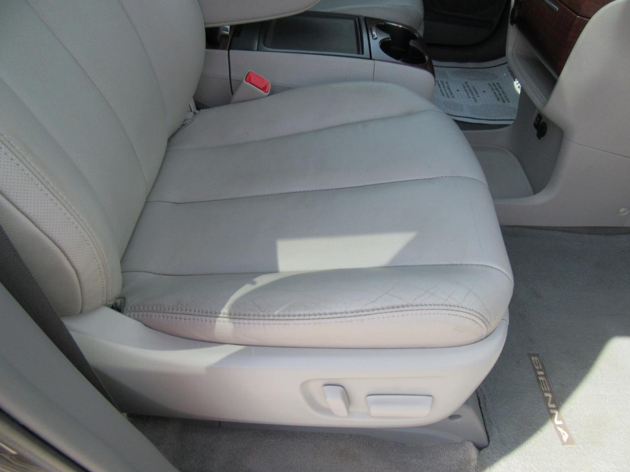 Toyota Sienna XLE AWD 7-Passenger V6 2014