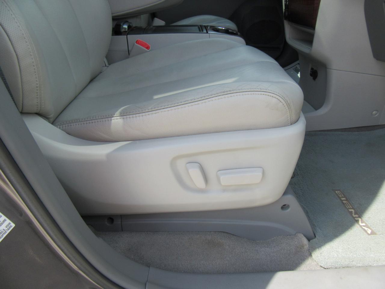 Toyota Sienna XLE AWD 7-Passenger V6 2014