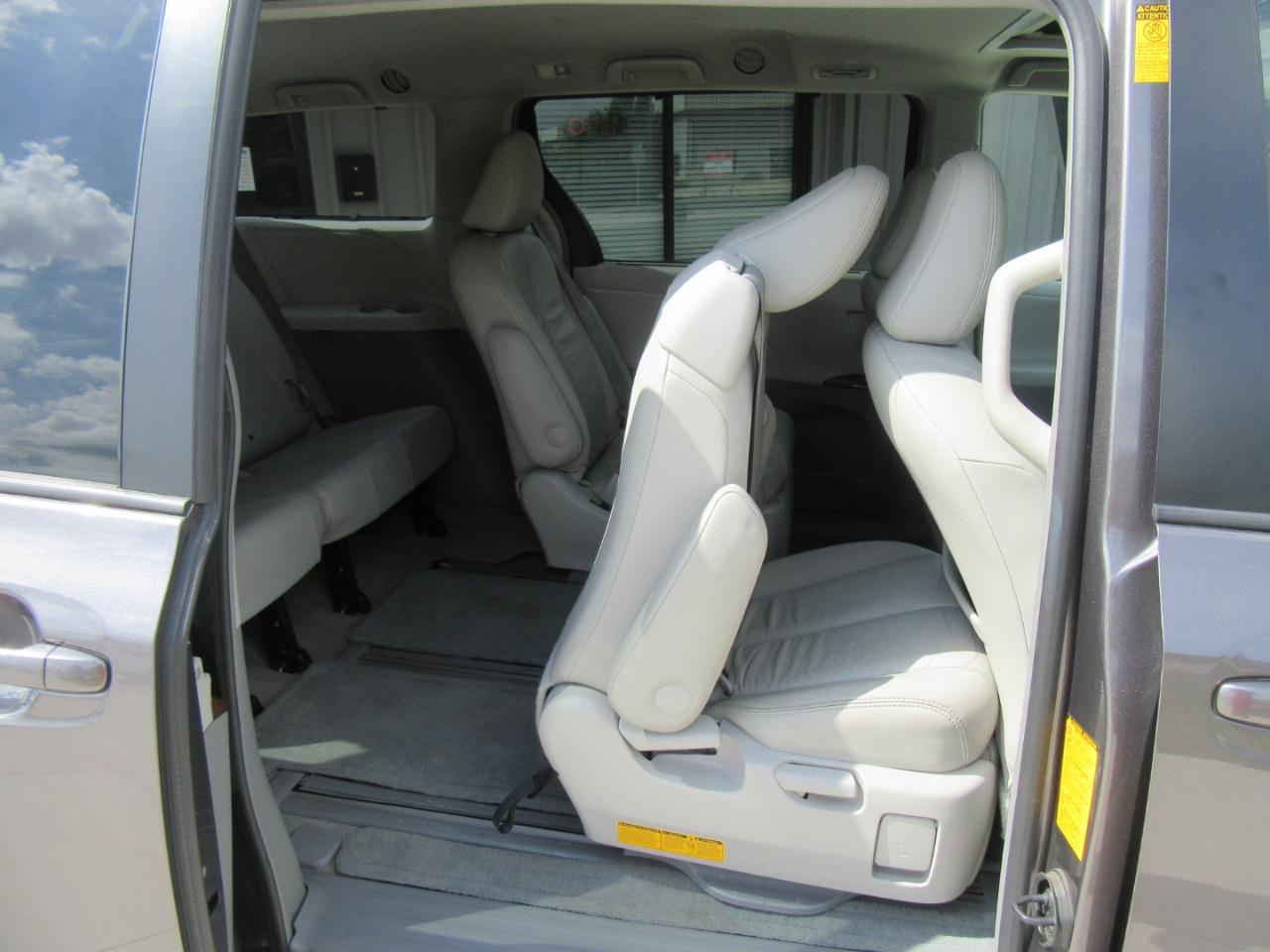 Toyota Sienna XLE AWD 7-Passenger V6 2014