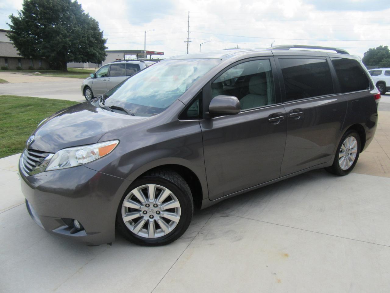 Toyota Sienna XLE AWD 7-Passenger V6 2014