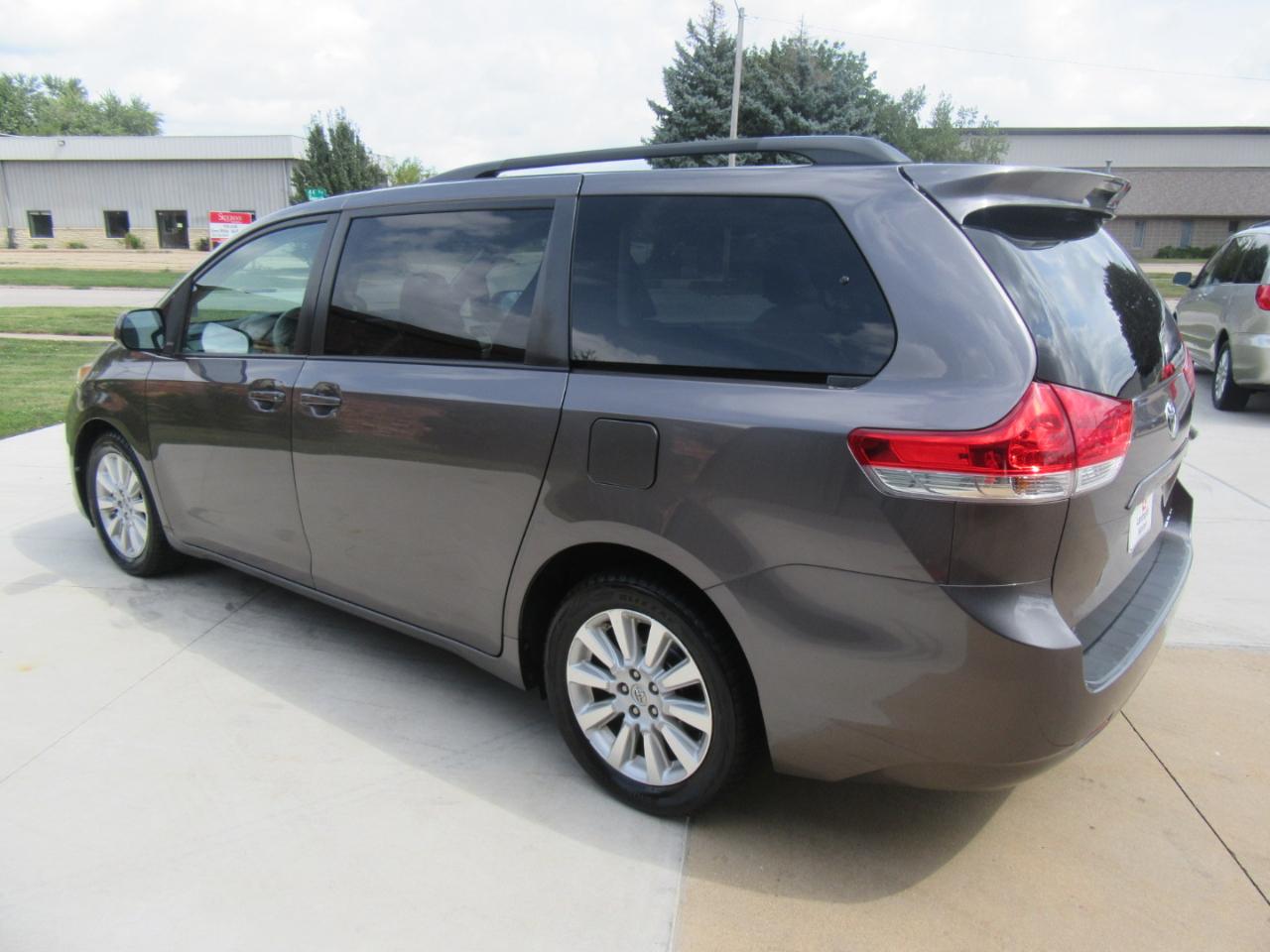 Toyota Sienna XLE AWD 7-Passenger V6 2014