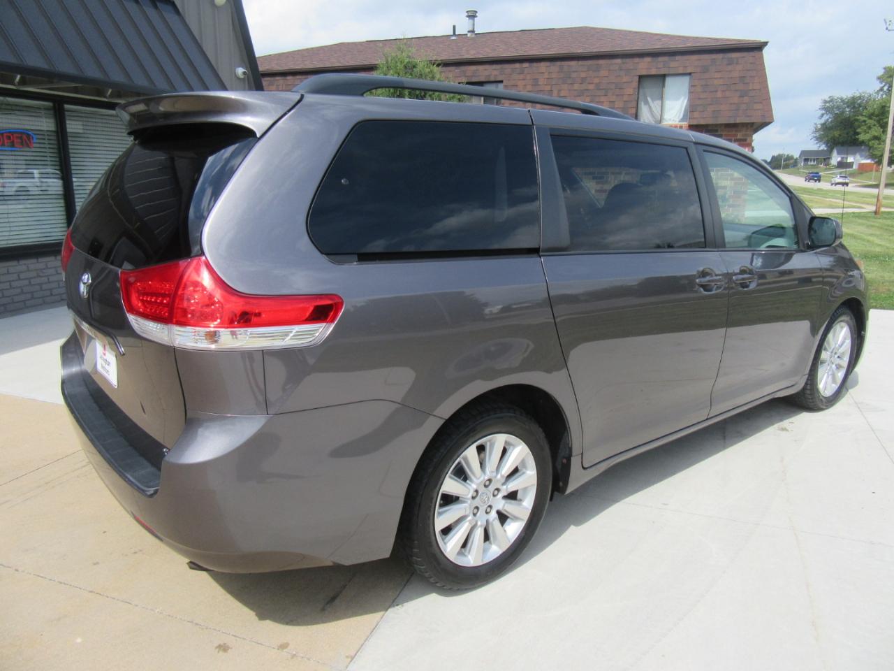 Toyota Sienna XLE AWD 7-Passenger V6 2014