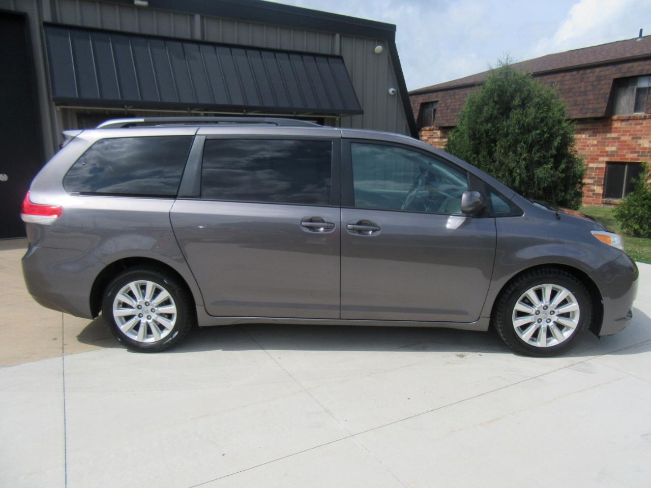 Toyota Sienna XLE AWD 7-Passenger V6 2014