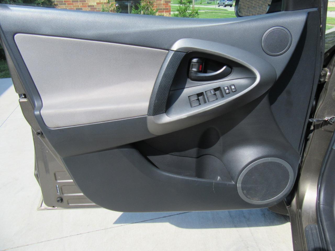 Toyota RAV4 Base 2011