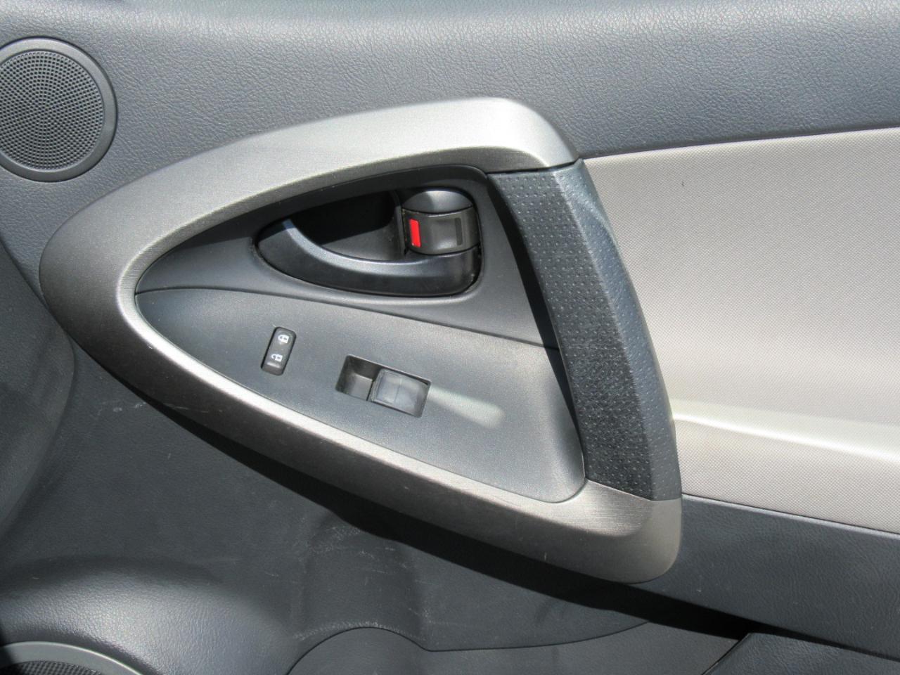 Toyota RAV4 Base 2011
