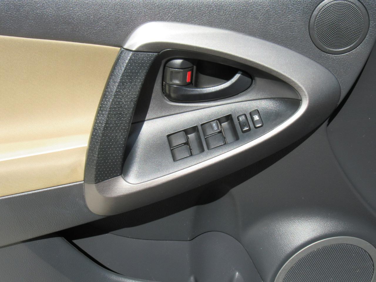 Toyota RAV4  2012