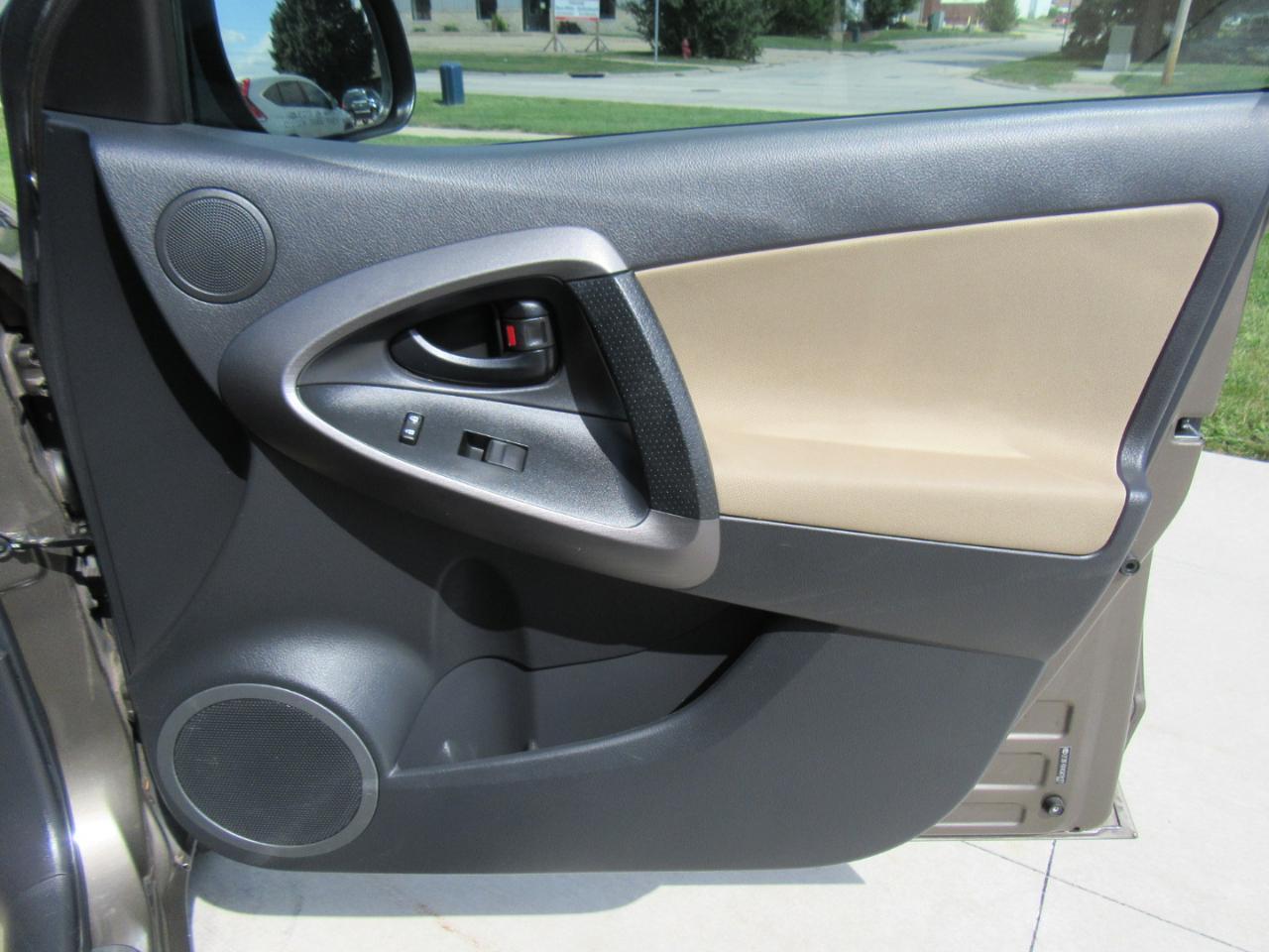 Toyota RAV4  2012