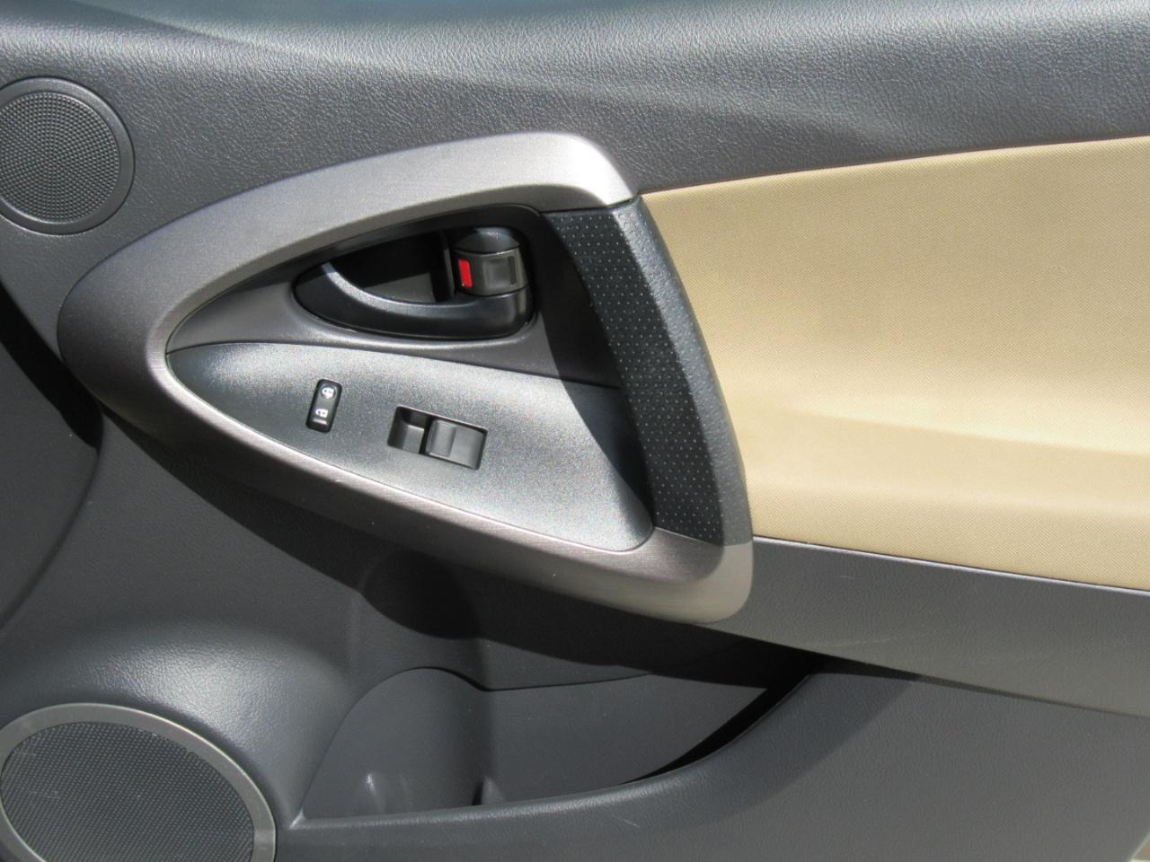 Toyota RAV4  2012