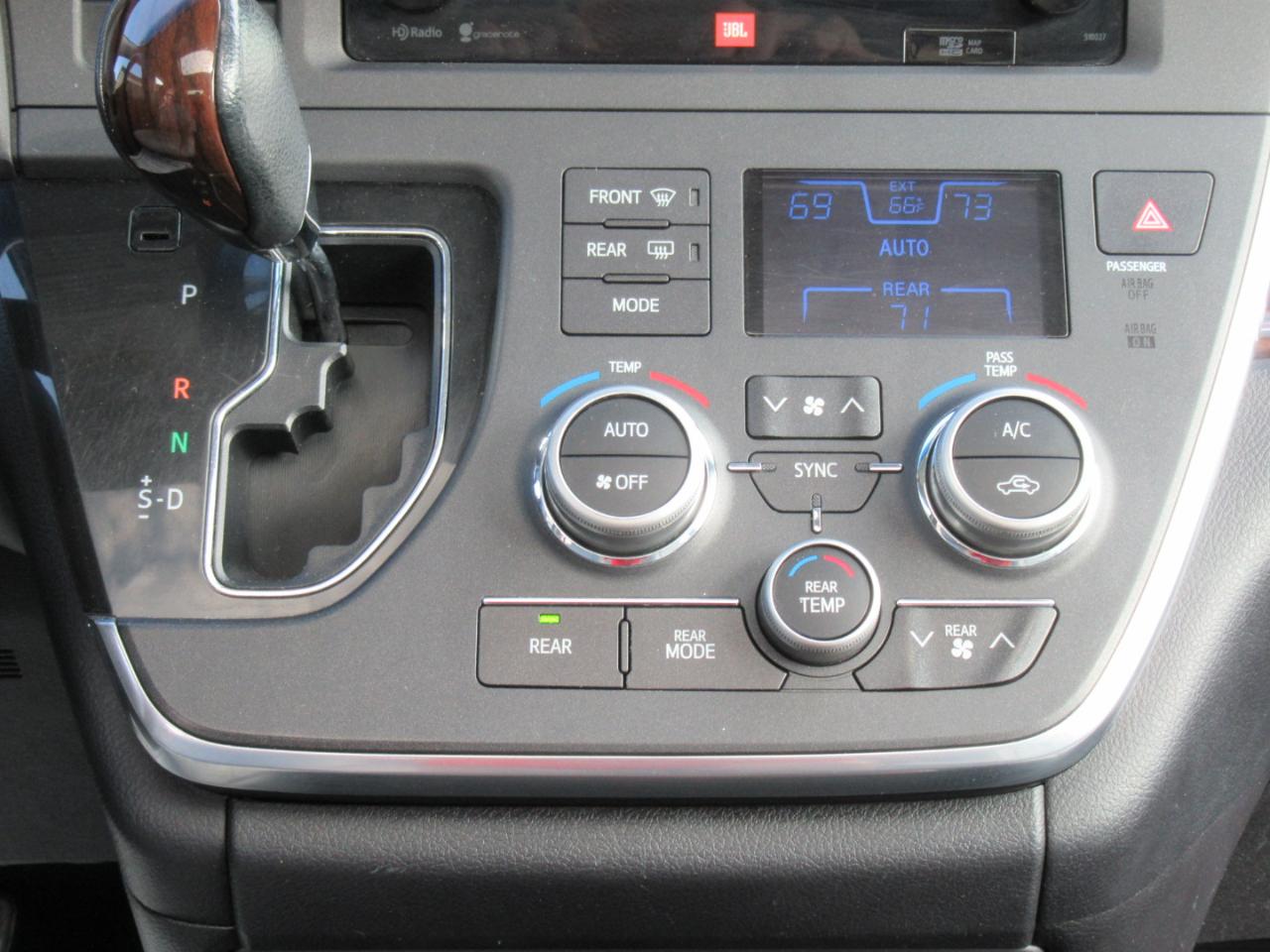 Toyota Sienna Limited AWD 7-Passenger V6 2015