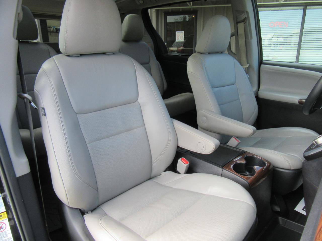 Toyota Sienna Limited AWD 7-Passenger V6 2015