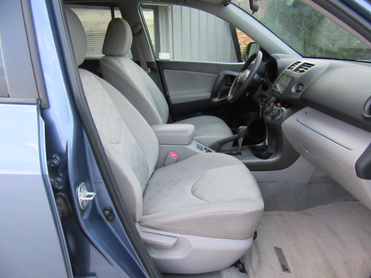 Toyota RAV4 Base 2010