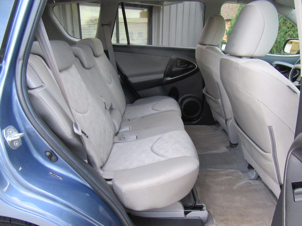 Toyota RAV4 Base 2010