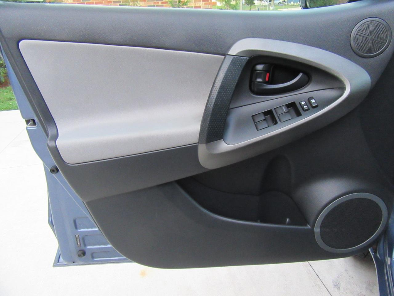 Toyota RAV4 Base 2010