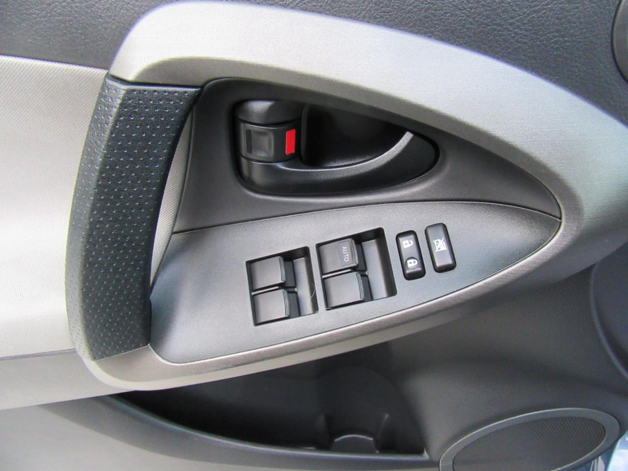 Toyota RAV4 Base 2010