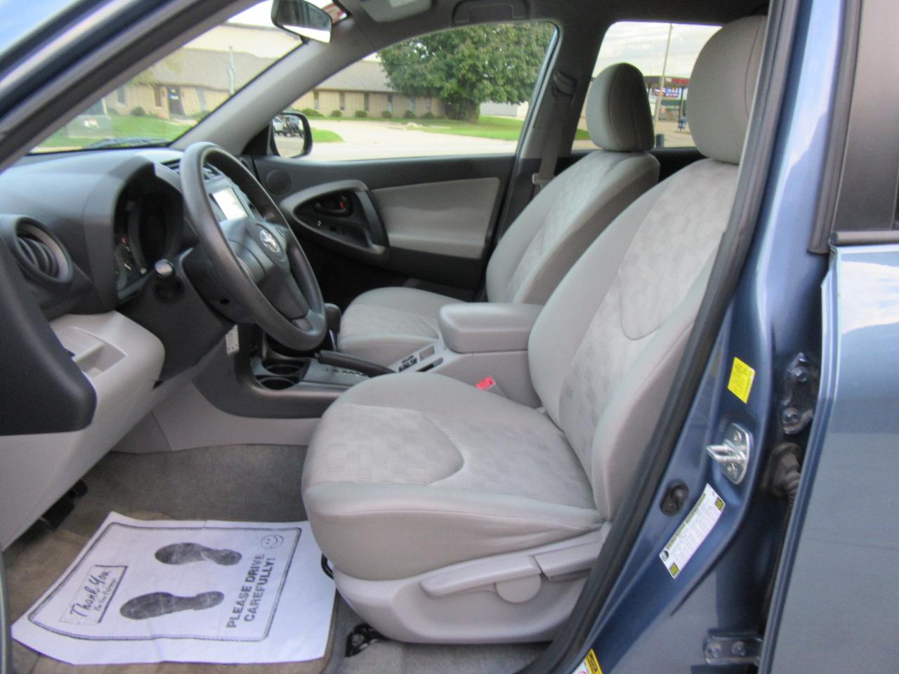 Toyota RAV4 Base 2010