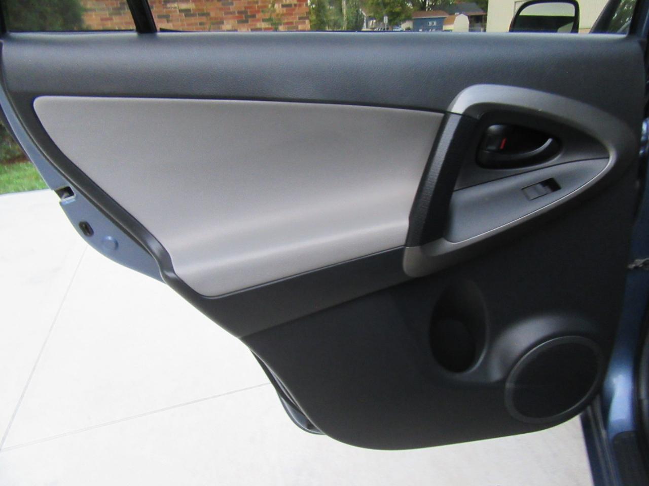 Toyota RAV4 Base 2010