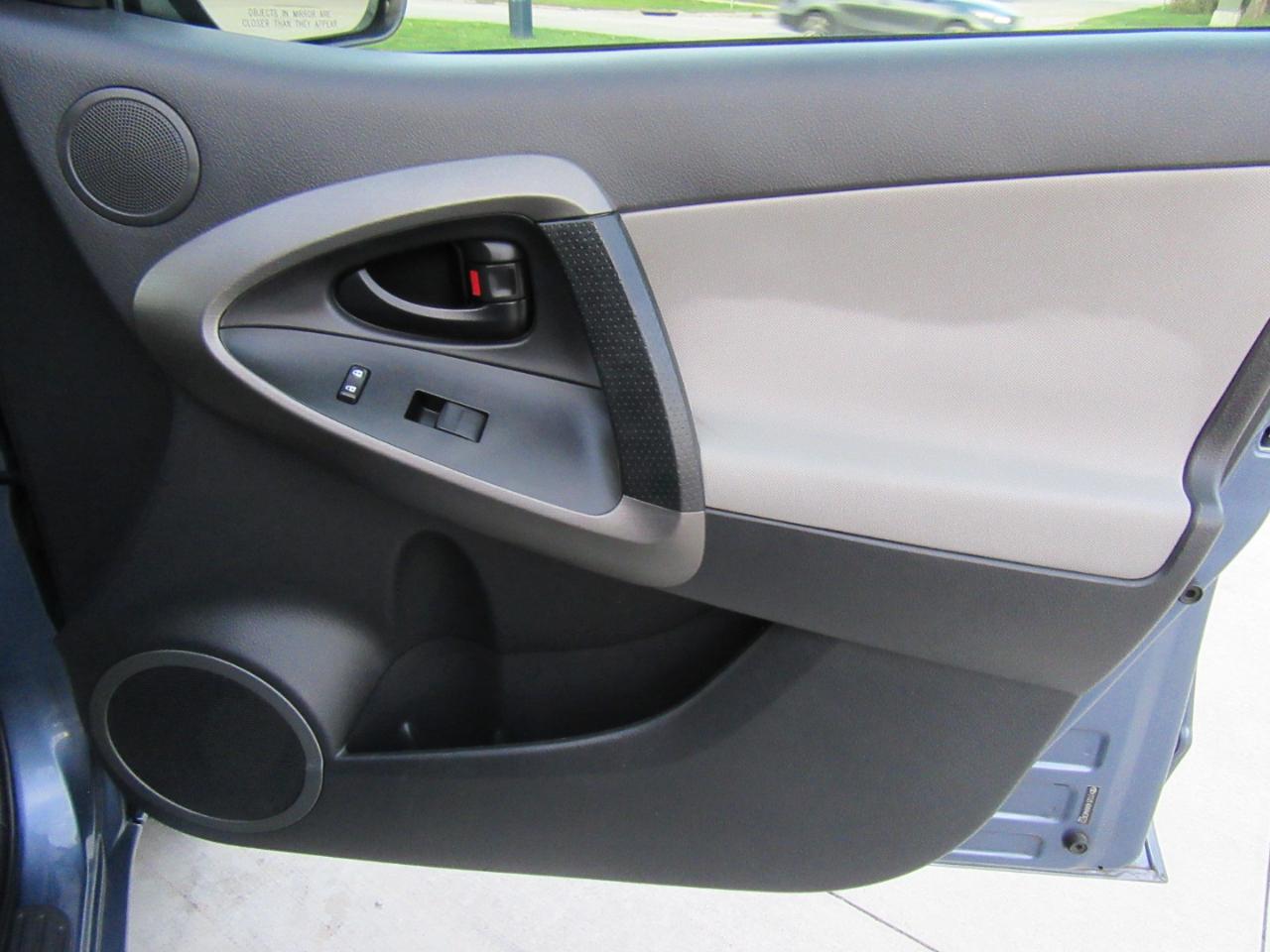 Toyota RAV4 Base 2010