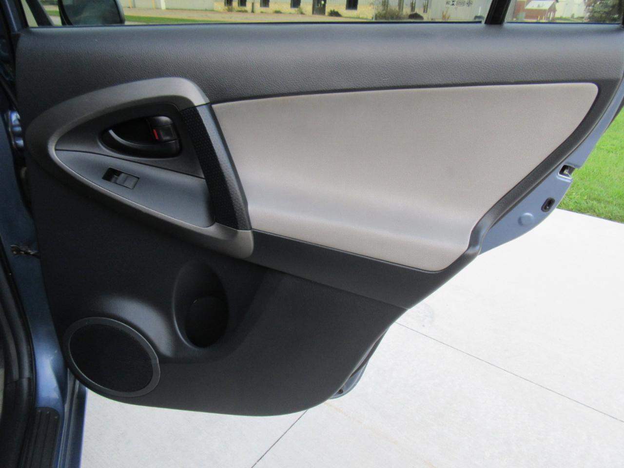 Toyota RAV4 Base 2010