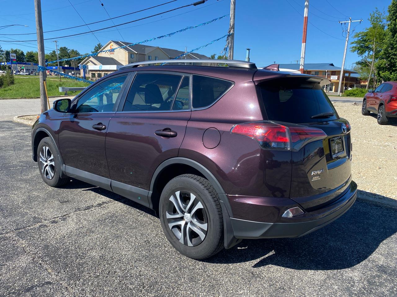 Toyota RAV4 LE 4D SUV AWD 2017
