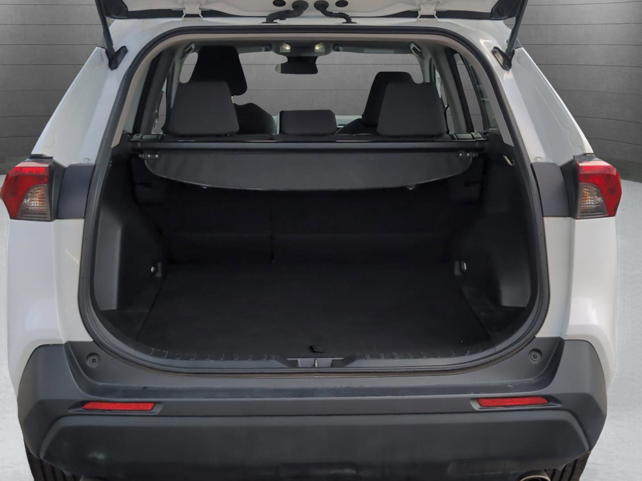 Toyota RAV4 XLE 2024