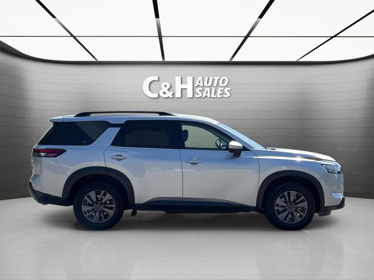 Nissan Pathfinder SV 2024