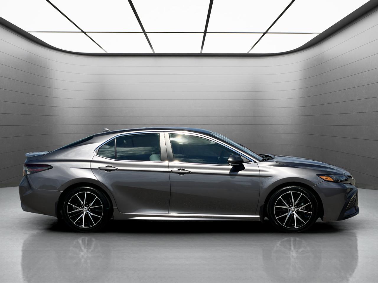 Toyota Camry Hybrid SE 2024